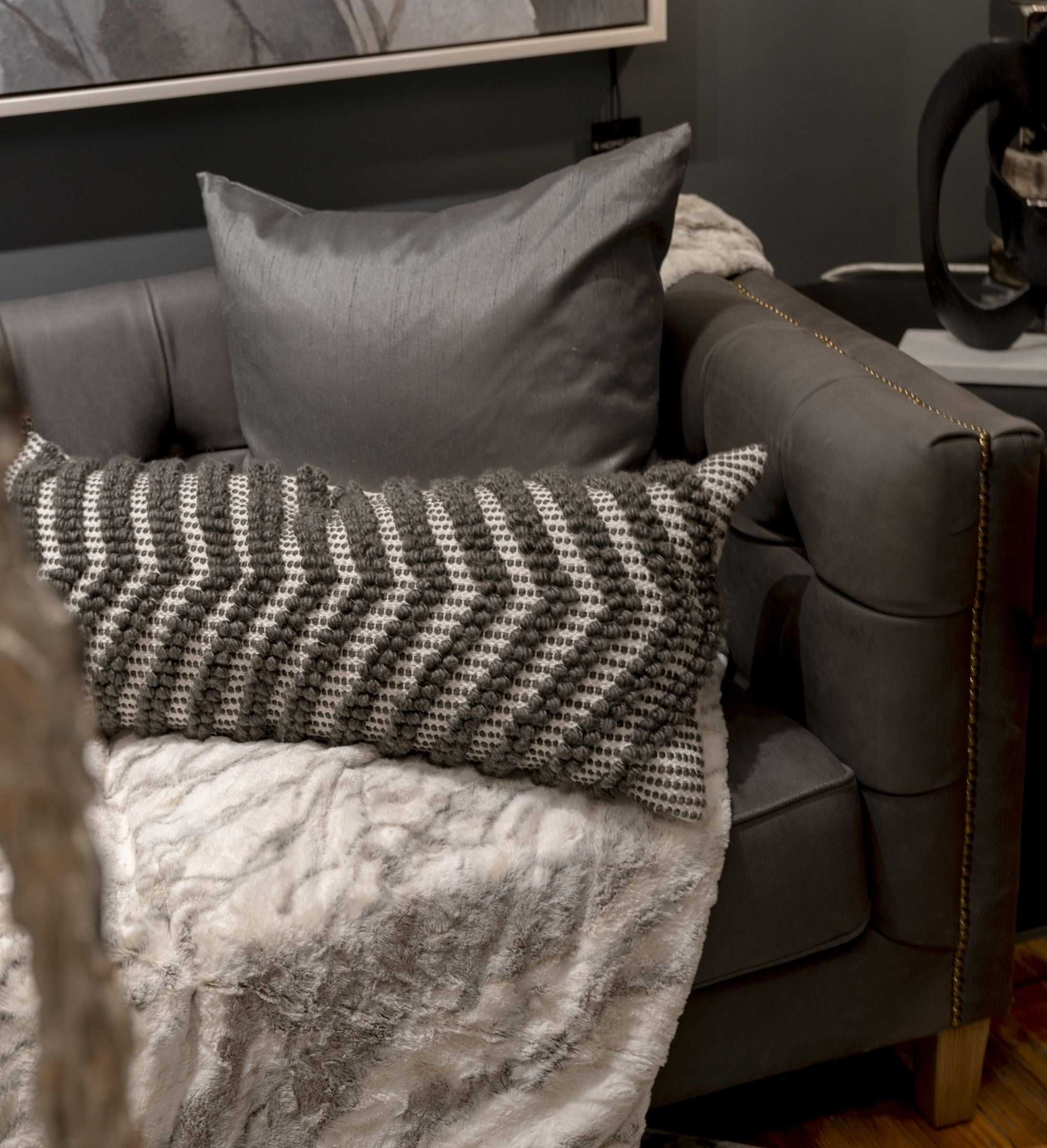 THROWS & PILLOWS